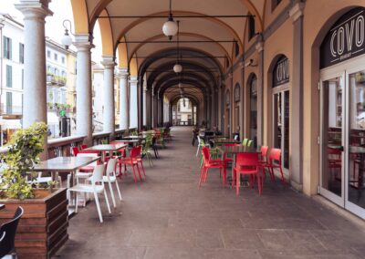 esterno covo con tavolini sotto il portico di novara
