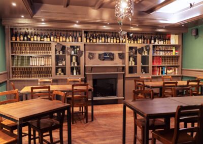 saletta interna covo novara con bottiglie e libri