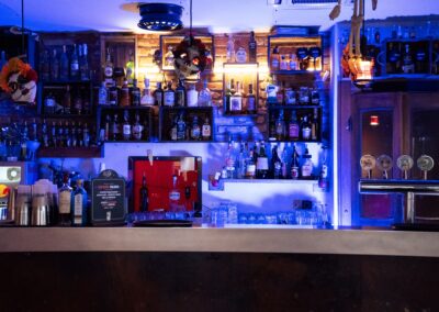 bancone del covo con selezione di drink e bottiglie